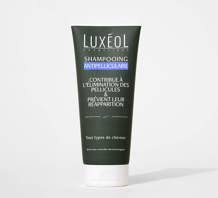 Шампунь Luxéol против перхоти на белом фоне