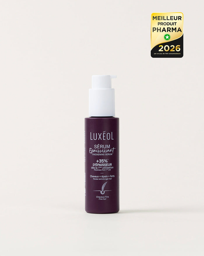 Бутылка сыворотки для волос Luxéol с белой крышкой на светло-сером фоне, с ярлыком награды 2026 года.